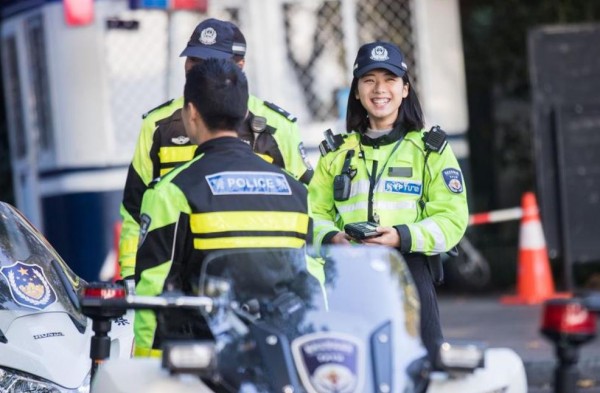 西湖最美女警走红 网友：我要排队等罚单