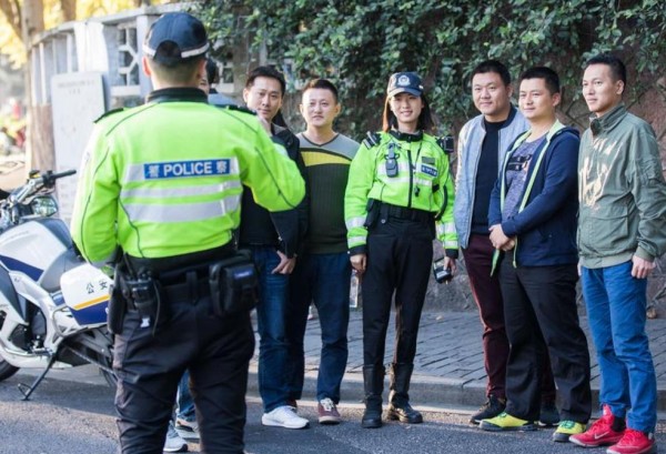 西湖最美女警走红 网友：我要排队等罚单