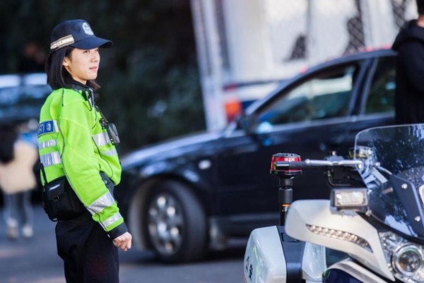 西湖最美女警走红 网友：我要排队等罚单