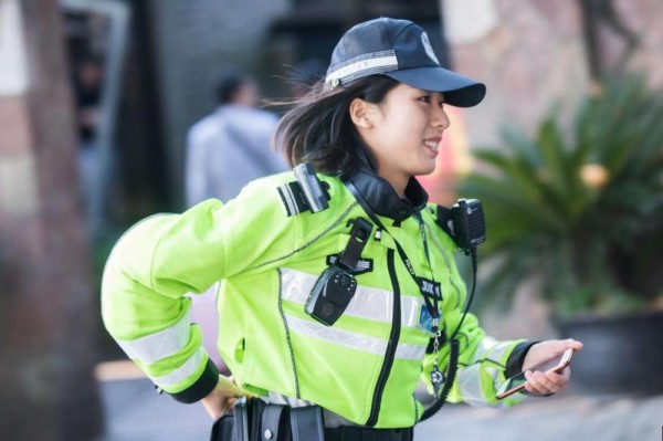 西湖最美女警走红 网友：我要排队等罚单