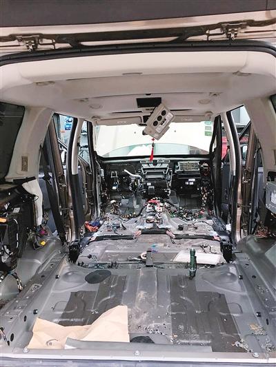 路虎车住进老鼠 车主为抓它将豪车&quot;扒&quot;得只剩车壳