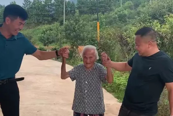 ชาวเน็ตแห่กดไลค์ “เน็ตไอดอลรุ่นย่าวัย 102 ปี”_fororder_奶奶_副本