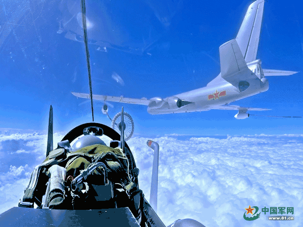 主视角近观战机空中加油全过程(组图)