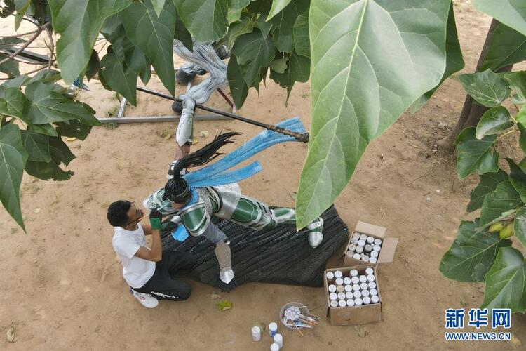 河北邢台：巧手青年变废弃轮胎为创意雕塑