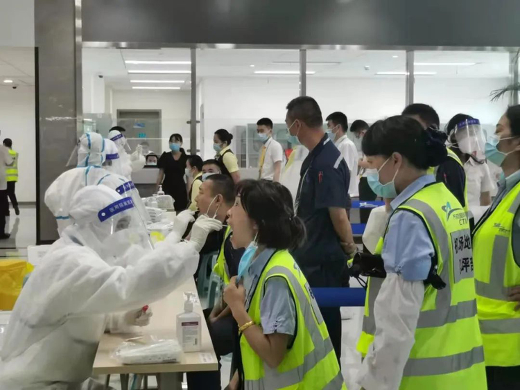 成都天府国际机场员工集体进行核酸检测 供图 成都东部新区党群工作部