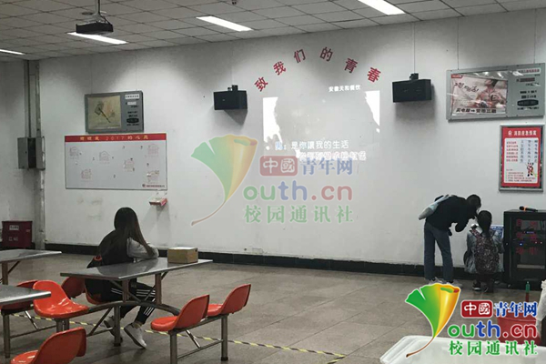 别人家的食堂！高校食堂设免费卡拉OK 还能看电影