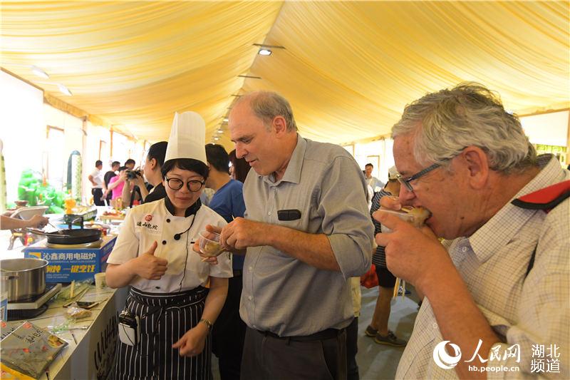 “观邮展·迎军运 2019武汉美食文化节”开幕