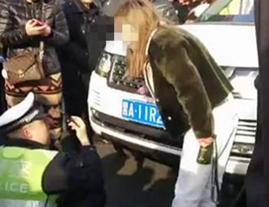 路虎女司机拒让救护车并撞倒辱骂辅警 被刑拘