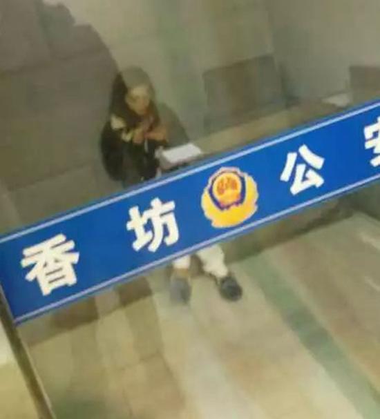 路虎女司机拒让救护车并撞倒辱骂辅警 被刑拘
