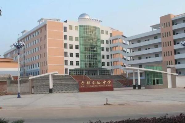 16岁男生举报学校补课被劝退 准备去华强北做生意