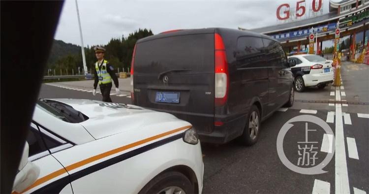 男子开奔驰上路跑&quot;黑车&quot;被查:以为不会查豪车