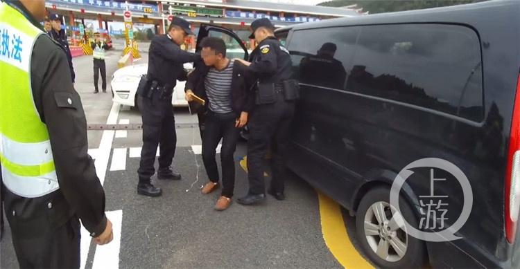男子开奔驰上路跑&quot;黑车&quot;被查:以为不会查豪车