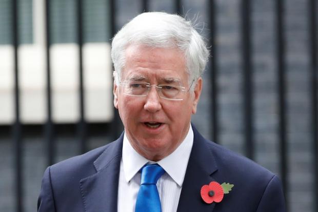 英国防大臣因性骚扰指控辞职  受害者:理由荒唐