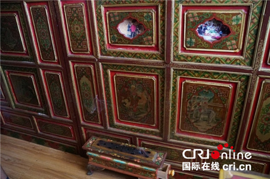 （雪域新颜）西藏放牛娃的春天_fororder_10.达次结婚时购置的柜子成为现在家中的“古董”