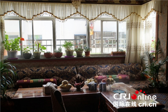 （雪域新颜）西藏放牛娃的春天_fororder_13.达次的家充满浓郁的 藏式风格
