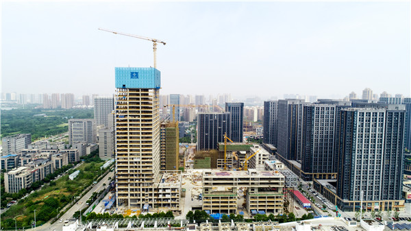 武汉经开区第一高楼封顶 两层回字型空中连廊感受“云办公”