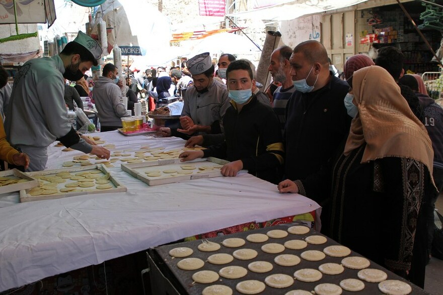 Mideast in Pictures: Muslims in Middle East start holy fasting month of Ramadan_fororder_fff