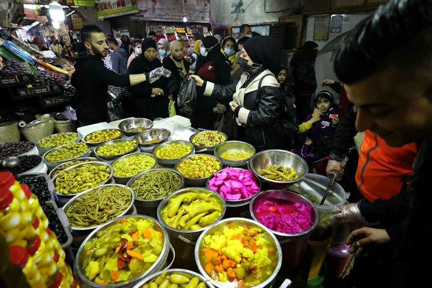 Mideast in Pictures: Muslims in Middle East start holy fasting month of Ramadan_fororder_hhh