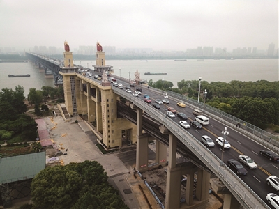 （头条下文字）“五一”长江大桥车辆有序往来