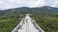 中老铁路的中国建设者与疫情“抢进度”