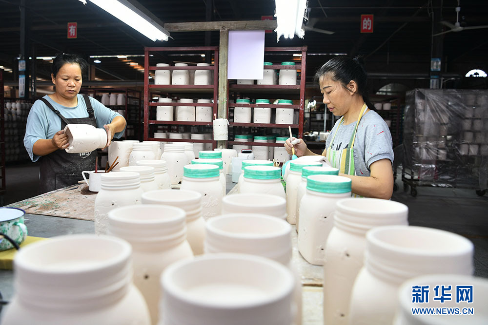 湖北通城：青年返乡创业 陶瓷工艺品远销海外
