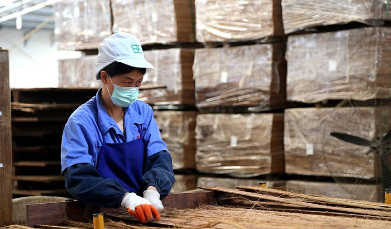 眉山洪雅:立足生态推动竹产业高质量发展_fororder_洪雅竹元科技有限公司内工人正在作业-摄影-李霞-(2)