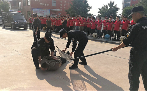【河南供稿】三门峡市陕州警方开展反恐普法宣传进校园活动