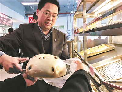 人大6元“超级馒头”走红：纯手工 制作完成需1小时