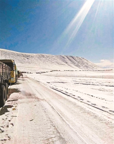 唐古拉山大雪困住数千车 网友千里之外发布救援信息
