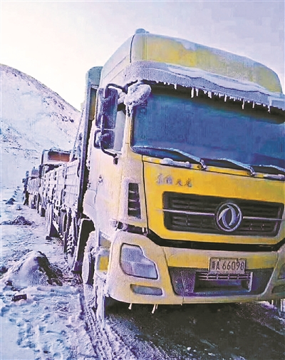 唐古拉山大雪困住数千车:有人被困3天3夜 饿了吃雪