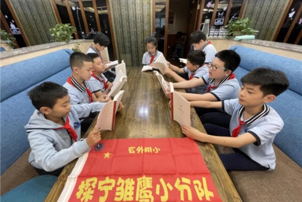 南京玄武外国语学校附小五（3）中队共读红色书籍