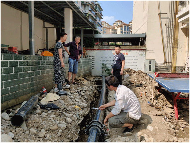 小区自来水管改造现场 供图 彭州市委宣传部