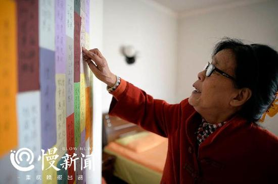 86岁女学霸寝室如公主屋 每天练字弹琴