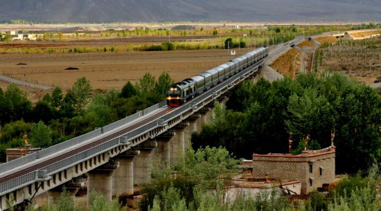 แถบอุตสาหกรรมหลายแห่งปรากฏขึ้นตามแนวเส้นทางรถไฟในทิเบต_fororder_一辆货运列车在拉日铁路上行驶