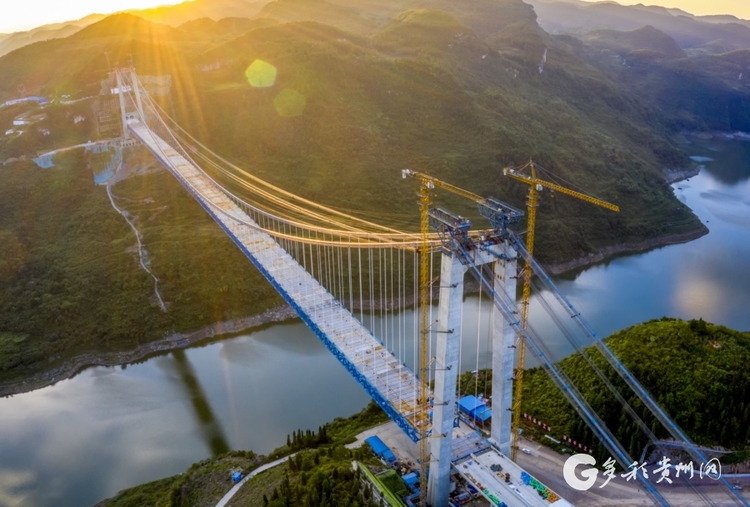 （中首）瓮开高速公路开州湖特大桥合龙