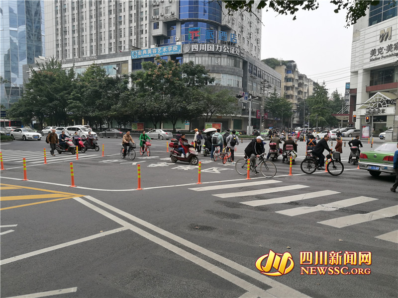 行人过街有了“安全岛” 成都路口首现“中央等候区”