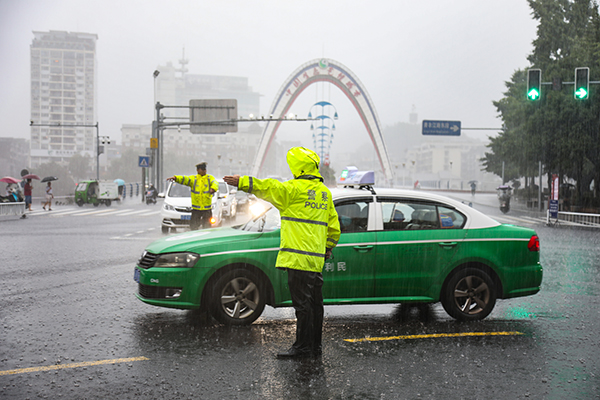 暴雨来袭 雅安公安民警坚强守护保安全_fororder_交警执勤中-摄影-李林