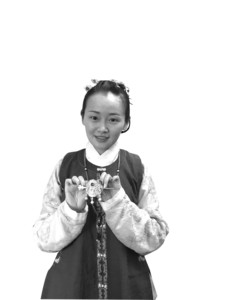 女子每天穿汉服五年没买时装 衣柜已攒下50多套