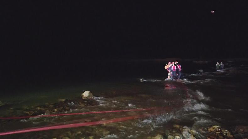 丹东两村民被困激流命悬一线  消防水域救援队深夜施救
