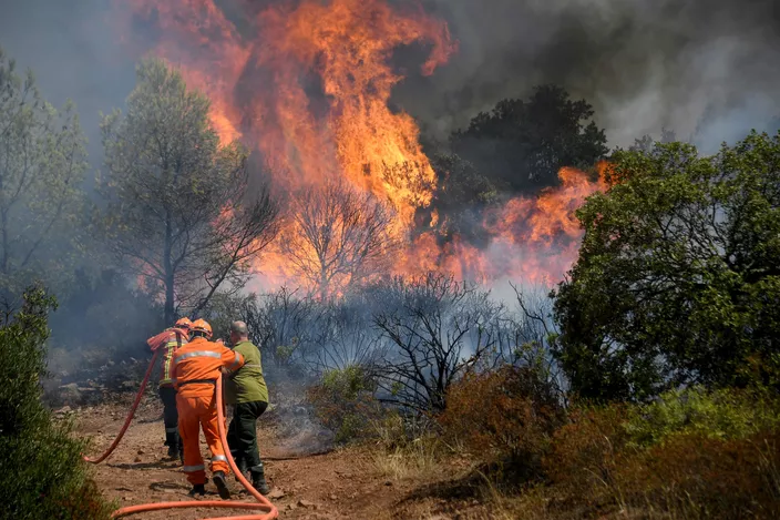 法国南部瓦尔省森林大火过火面积超7000公顷 已致1人死亡