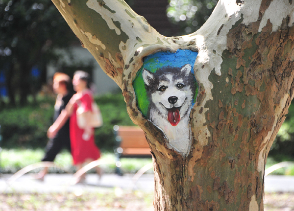 51 pinta sa mga butas ng puno sa Parke ng Zhabei sa Shanghai, patok sa maraming turista 51 pinta sa mga butas ng puno sa Parke ng Zhabei sa Shanghai, patok sa maraming turista_fororder_20210901Zhabei10600