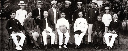 1906年，孫中山與新加坡成立的同盟會(huì)部分成員合影