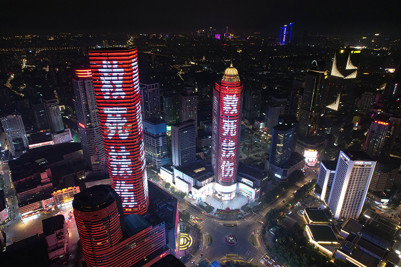 南京地标为医师亮灯 向抗疫的白衣卫士致敬！