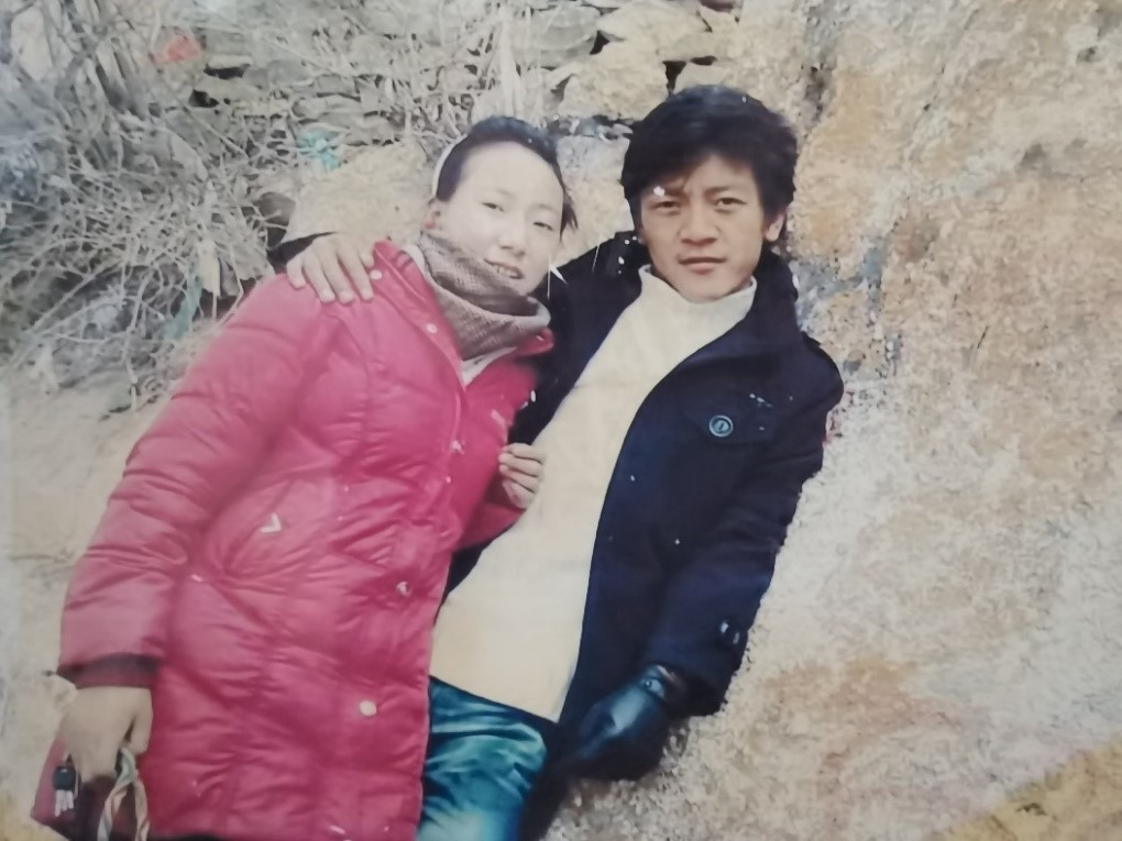 تبت کے چرواہے کی بہار_fororder_9.由于生活拮据，结婚登记那天，格桑曲珍穿着加油站的工作服去领结婚证。