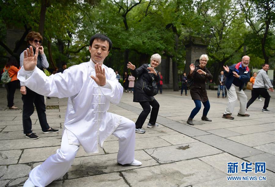 传武扬自信　一“拳”连东西——看西安小伙怎么给外国人教武术