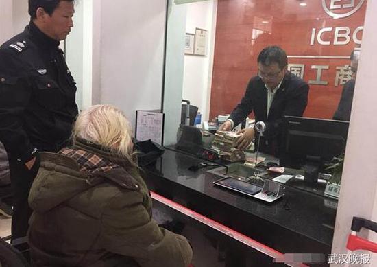 老人背34万现金赴湖北 称转交战友儿子车祸赔偿金