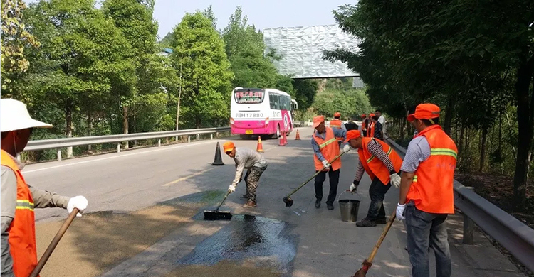 广元旺苍:通途大道兴百业 交通铺就“小康路”_fororder_养护站(道班)工人正在养护公路-供图-旺苍县委宣传部