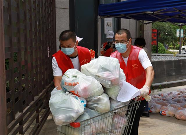 近千名志愿者打通保供最后“一公里” 武汉经开区将温暖送到严格管理区居民心里_fororder_01