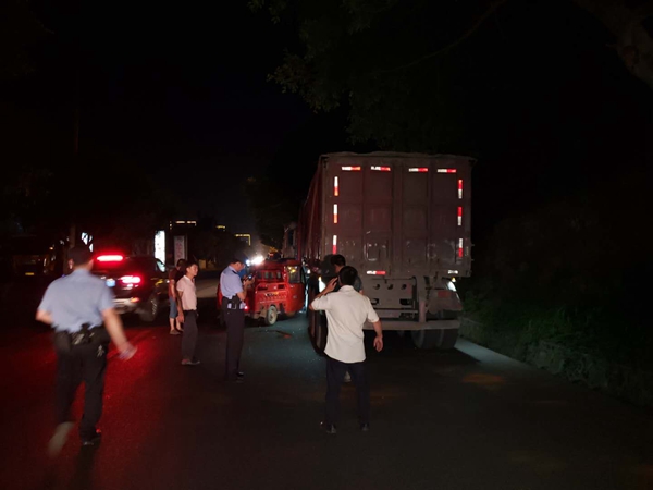 （转载）宜宾高县：路遇车祸，民警及时救助