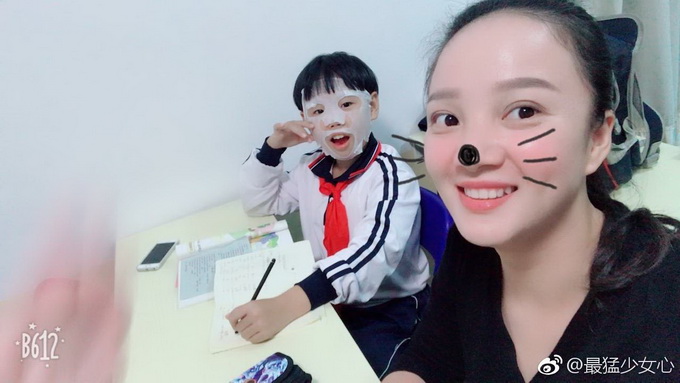 男生辅导班敷面膜 网友：自愧不如！还是你活得精致